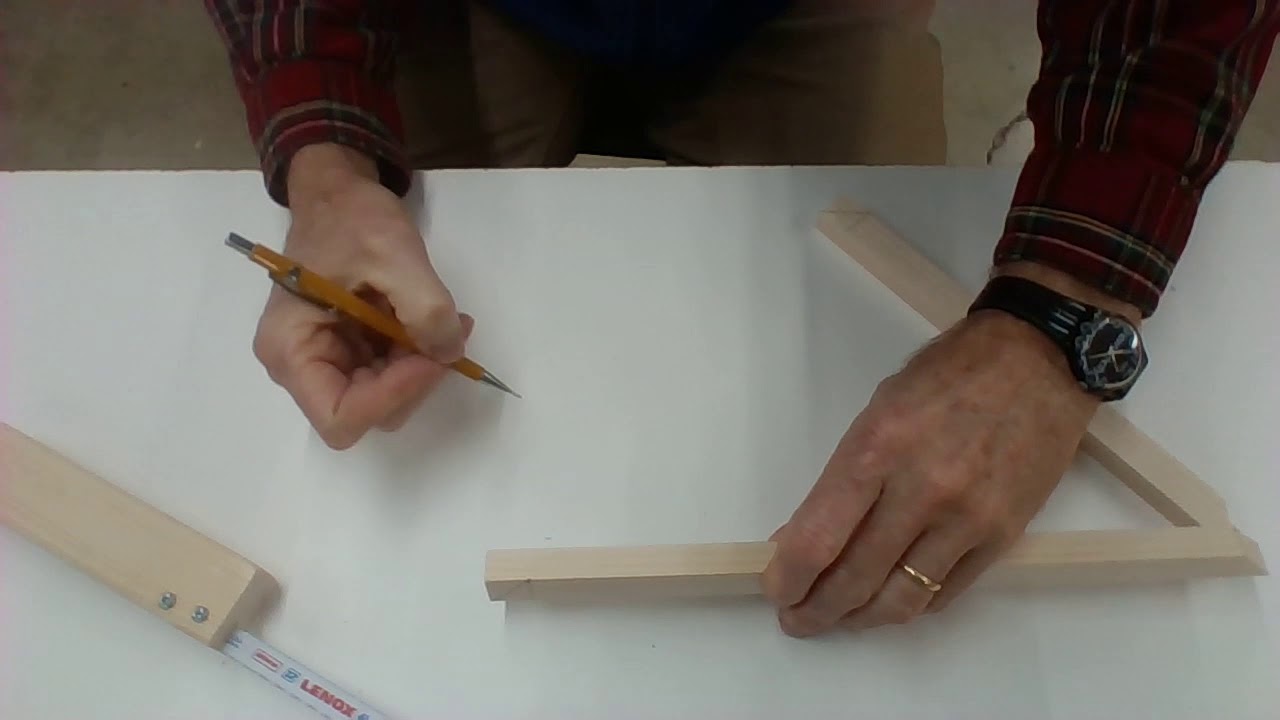 Cutting miter joints with hand saw