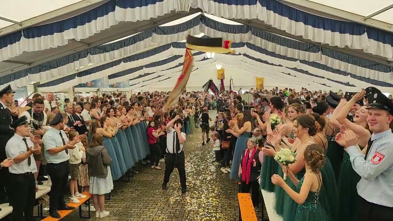 125 Jahre ffw Altmannsberg mit den Gaudinudln mit dem Fahneneinzug