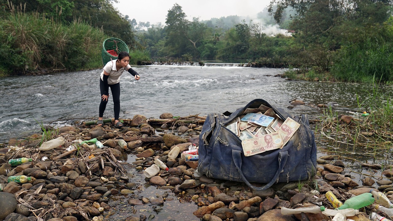 She Was Collecting Scrap by the River… Then She Spotted a Bag Full of Cash