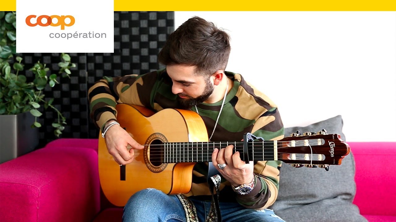 Kendji Girac joue de la guitare pour Coopération