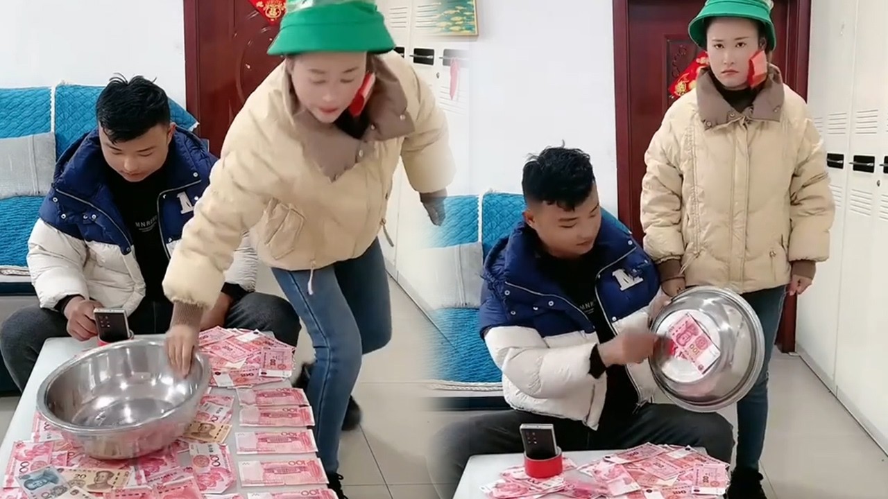 趁老公不注意偷拿点零花钱，结果被抓包了 #搞笑# 农村生活 #有趣