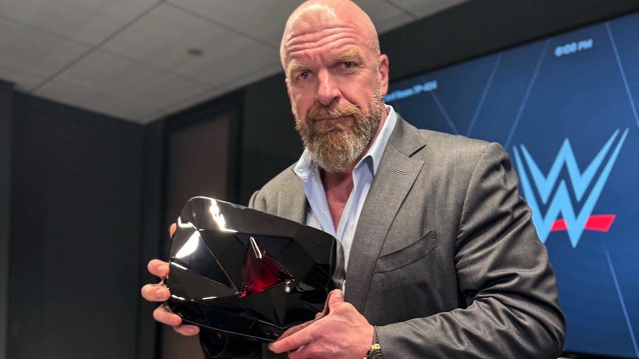 Triple H распаковал красную бриллиантовую кнопку YouTube Play для 100 миллионов подписчиков