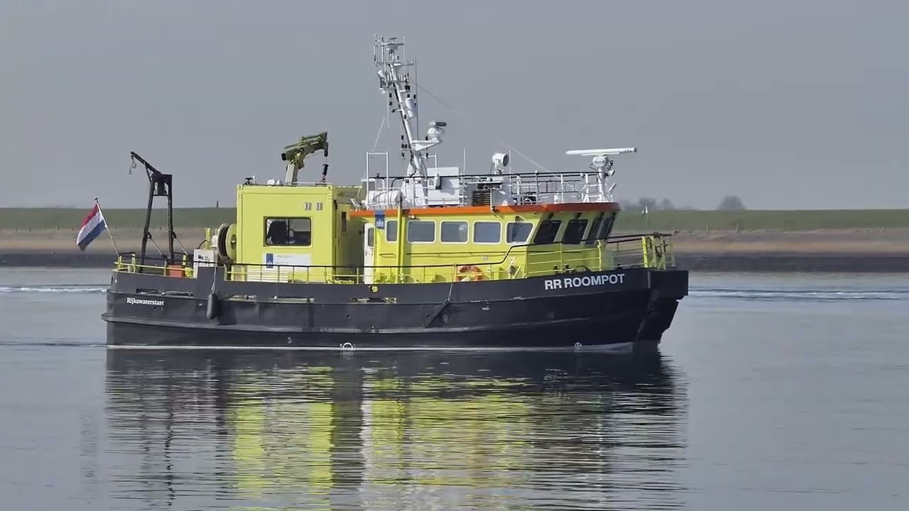 Apart schip. Meetvaartuig RR ROOMPOT peilt in het Zijpe. 03-03-2026