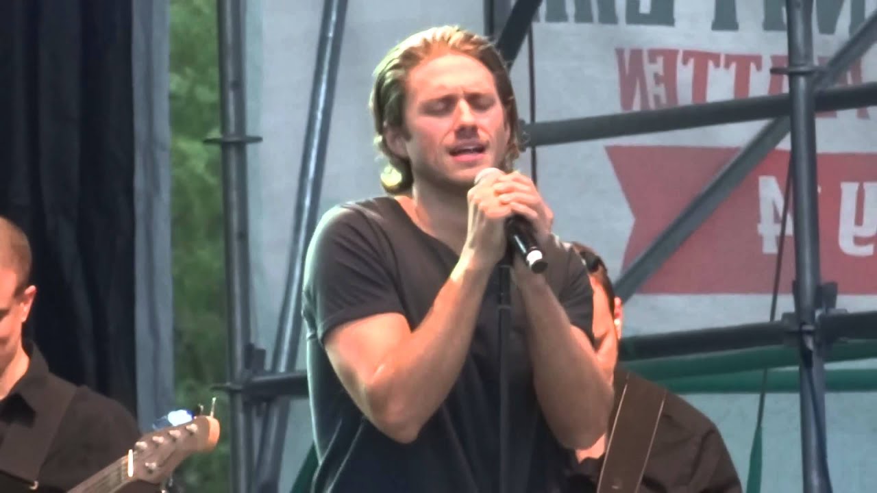 Aaron Tveit - Boyfriend / We Are Never Ever Getting Back Together (Live @ Elsie Fest 2015)