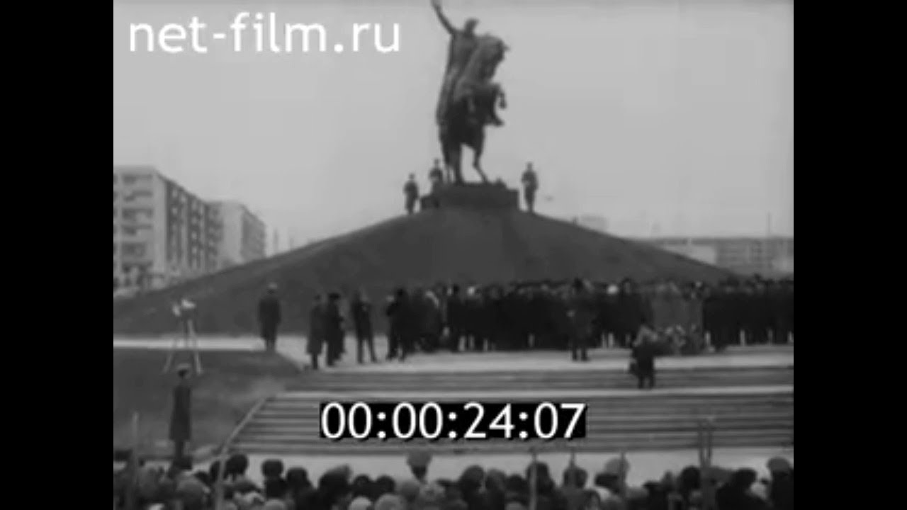 1976г. Элиста. открытие памятника Городовикову О.И.