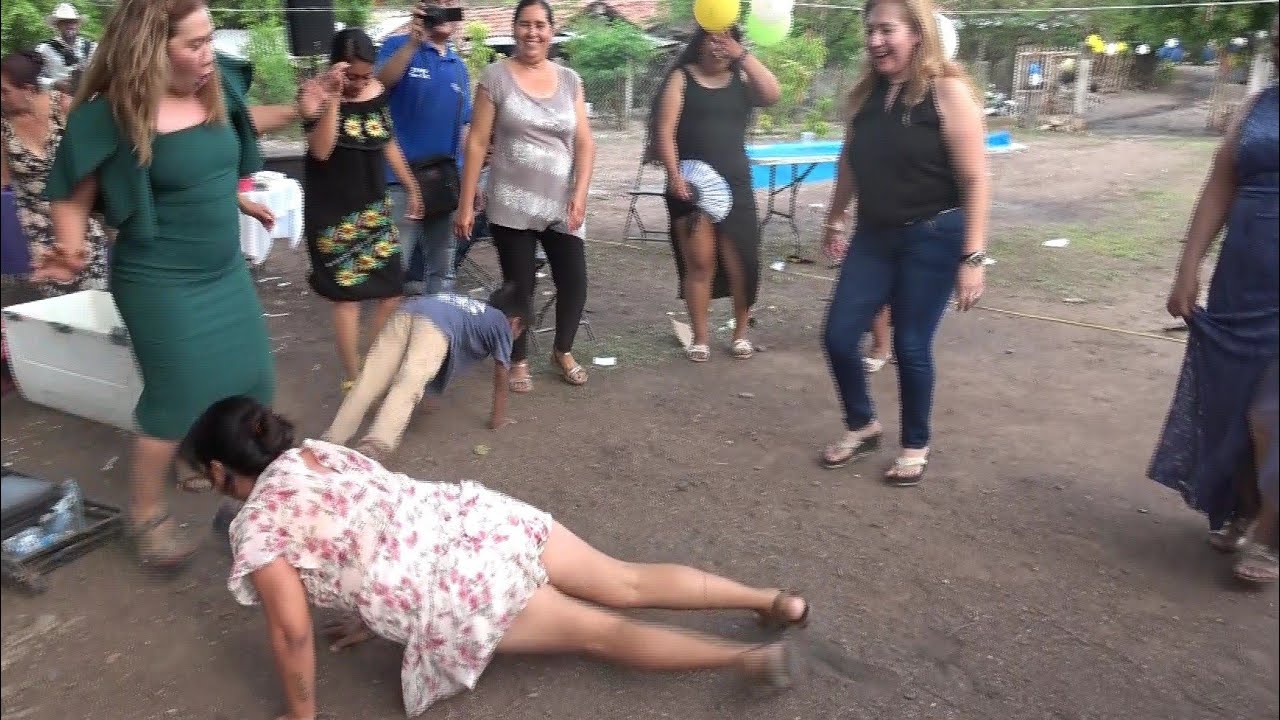 Las mujeres d guerrero C abientan al suelo a bailar el baile dela iguana, región tierra caliente