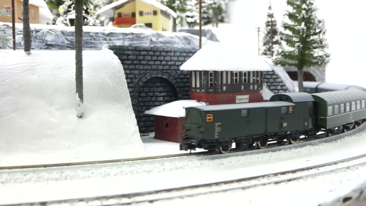 Wintermodellbahn Spur N, Sonderzug aus Adorf mit 115 328 7