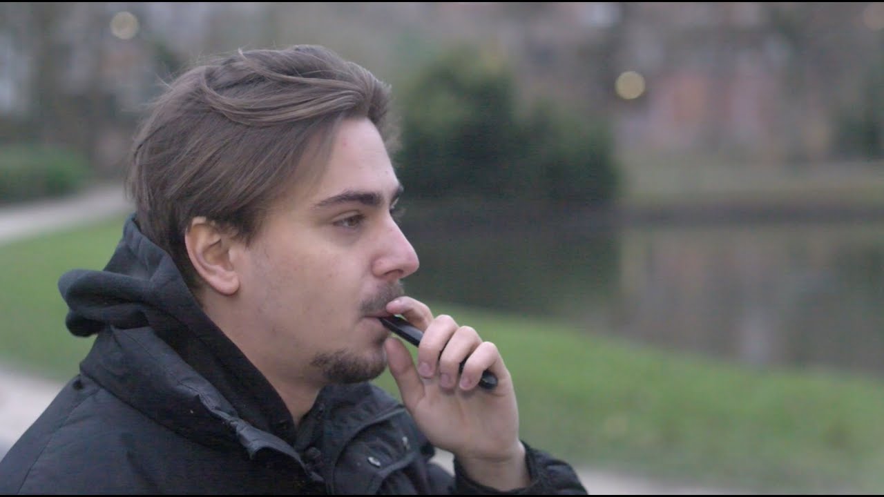 Tabak- en vapeprijzen worden fors duurder vanaf 2024: klanten vapeshops slaan hun voorraad in