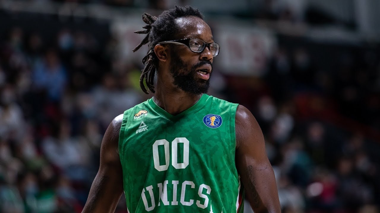 John Brown (UNICS): One man defense (vs Barcelona 22.12. 2021)