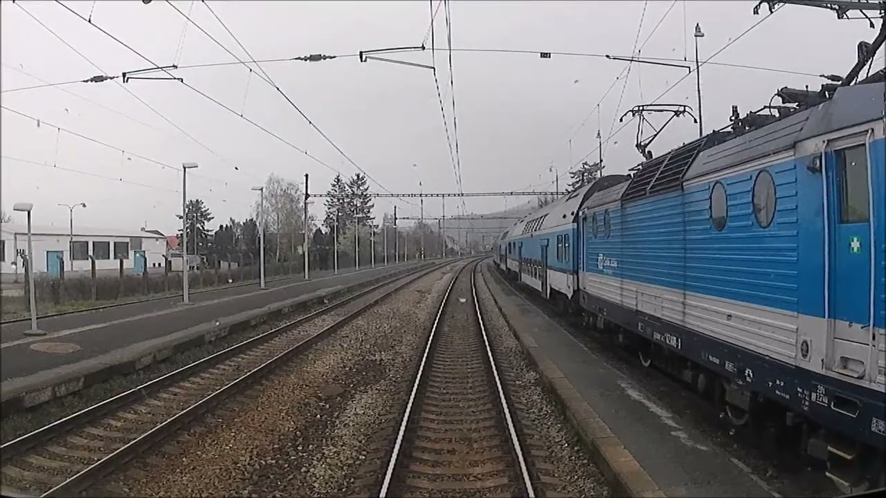 Pohled z čela vlaku v &uacute;seku Beroun - Praha - Sm&iacute;chov