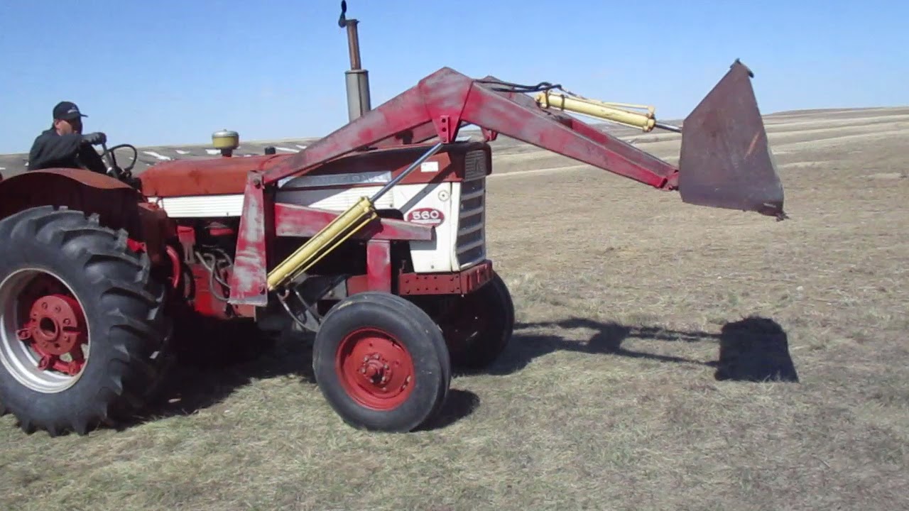 Lot 105 - 1959 International 560 2WD Loader Tractor