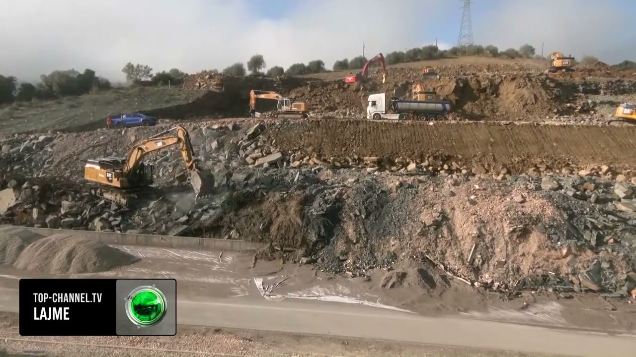 Top Channel/ Greqi: Rrëshqitje dheu mbyllin një pjesë të autostradës joniane