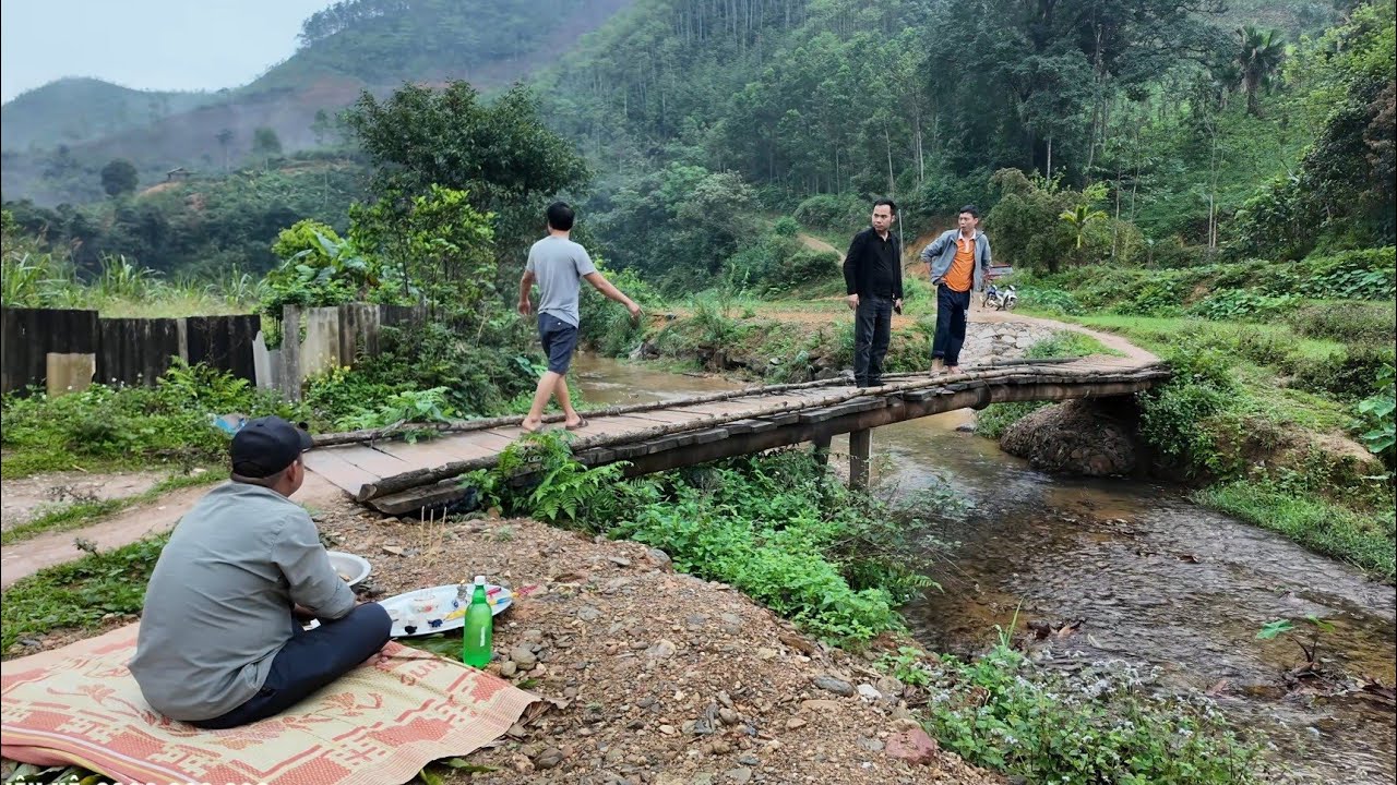 Khởi c&ocirc;ng động thổ cầu Khuổi Ch&ocirc;ng bản Dao &aacute;o d&agrave;i v&agrave; H.mong chị Th&ocirc;n t&agrave;i trợ. Nguyễn Tất Thắng