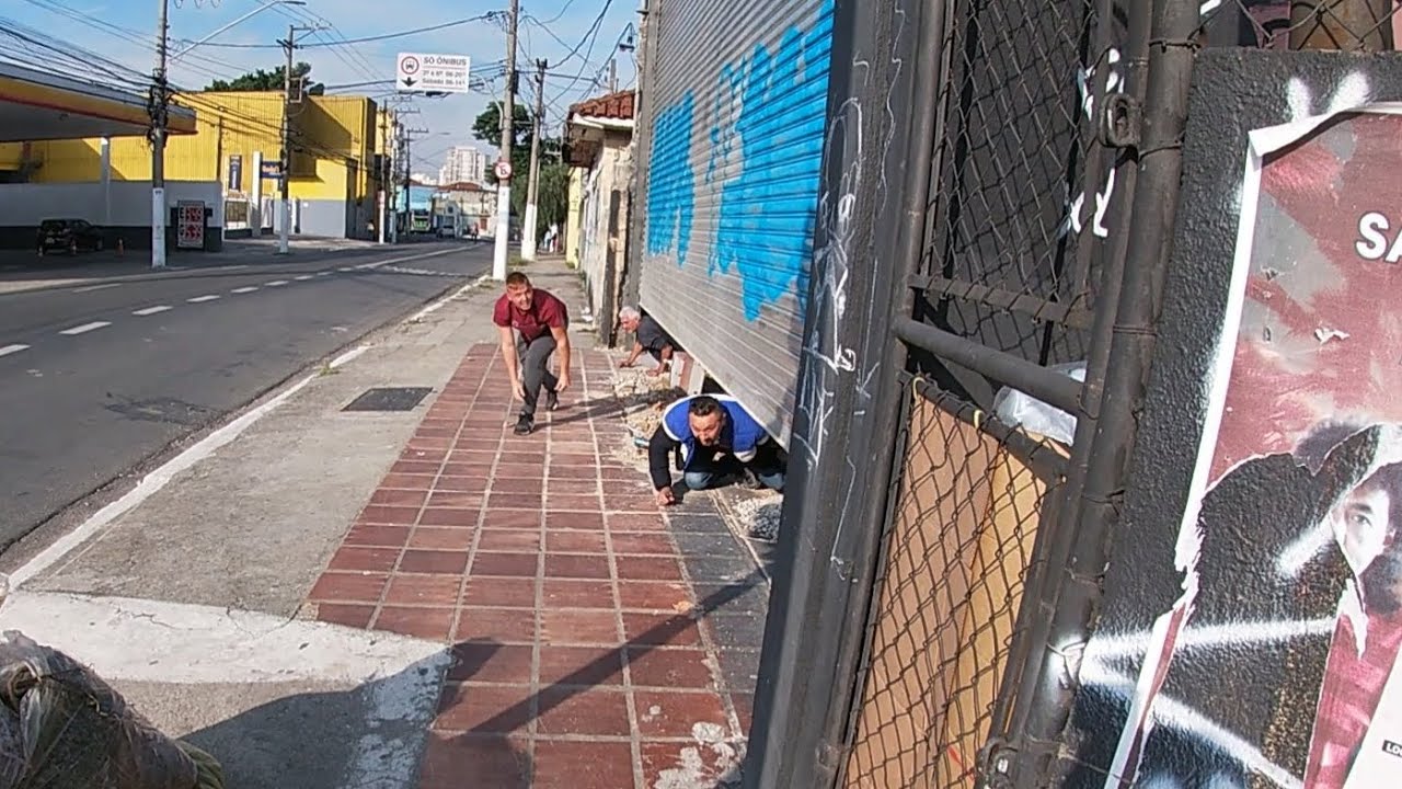 GRAFFITI DE DIA NA PORTA GIGANTE, OS CARAS FICARAM BRAVOS