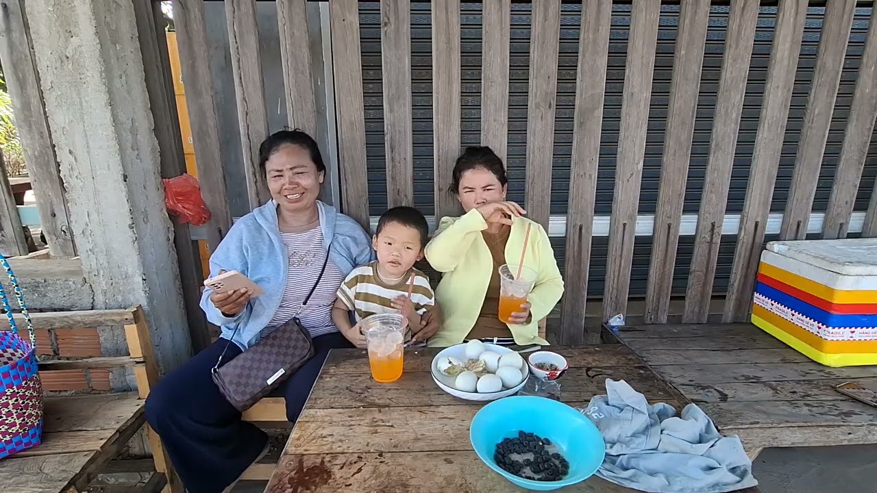 ขอบคุณพี่เอ๊ะซื้อไข่ลูกให้กิน ออกมานั่งเว้าพื้นกันพี่น้อง