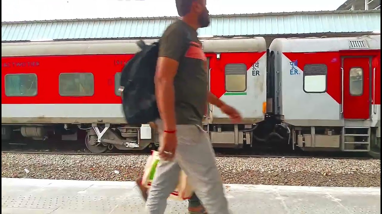 Manikpur Railway Station Plat Form No.1  !! मानिकपुर रेलवे स्टेशन प्लेटफार्म नंबर 1 पर बैठे है