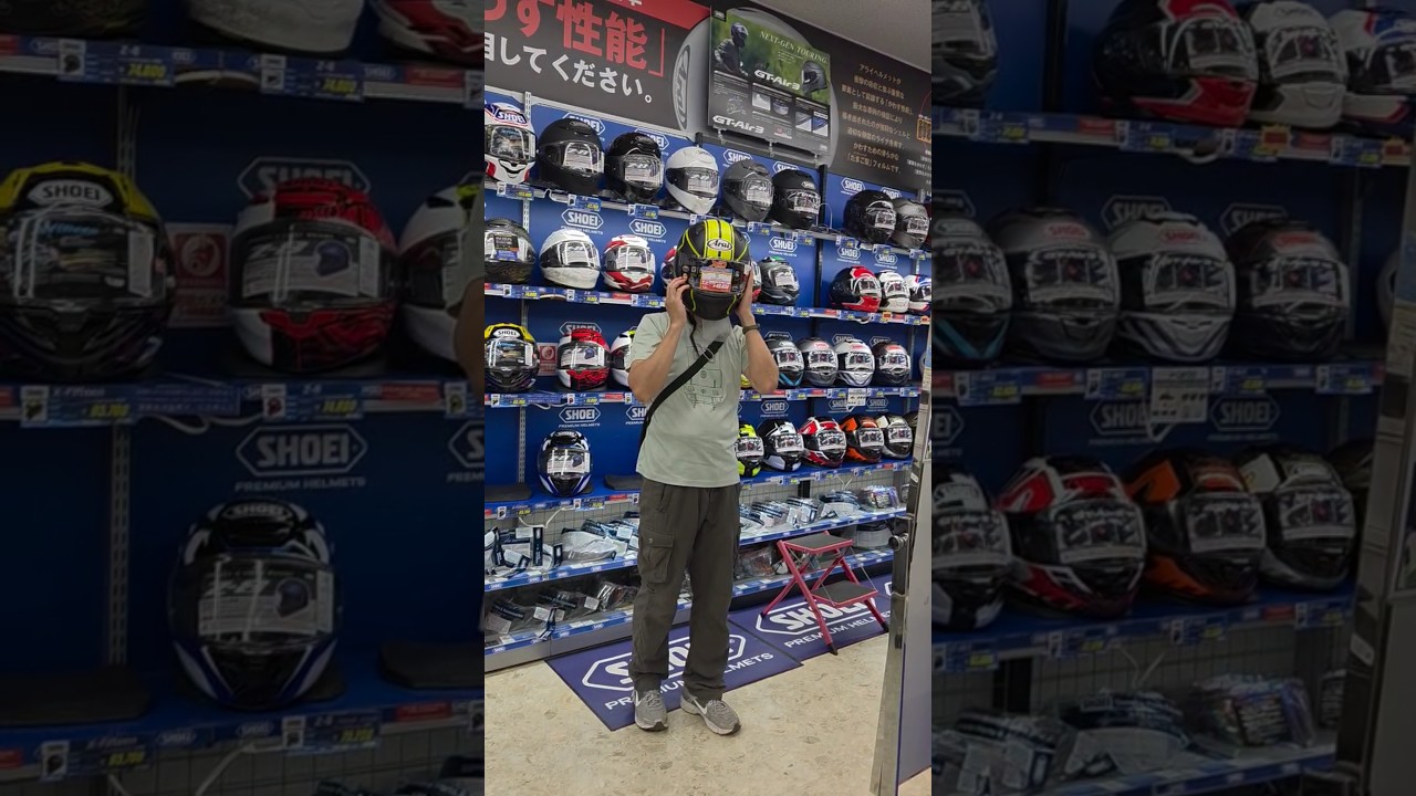 第一次在試戴安全帽，鏡片打不開，哈哈！ARAI XD DIABLO優惠特價！當做爸爸節禮物！