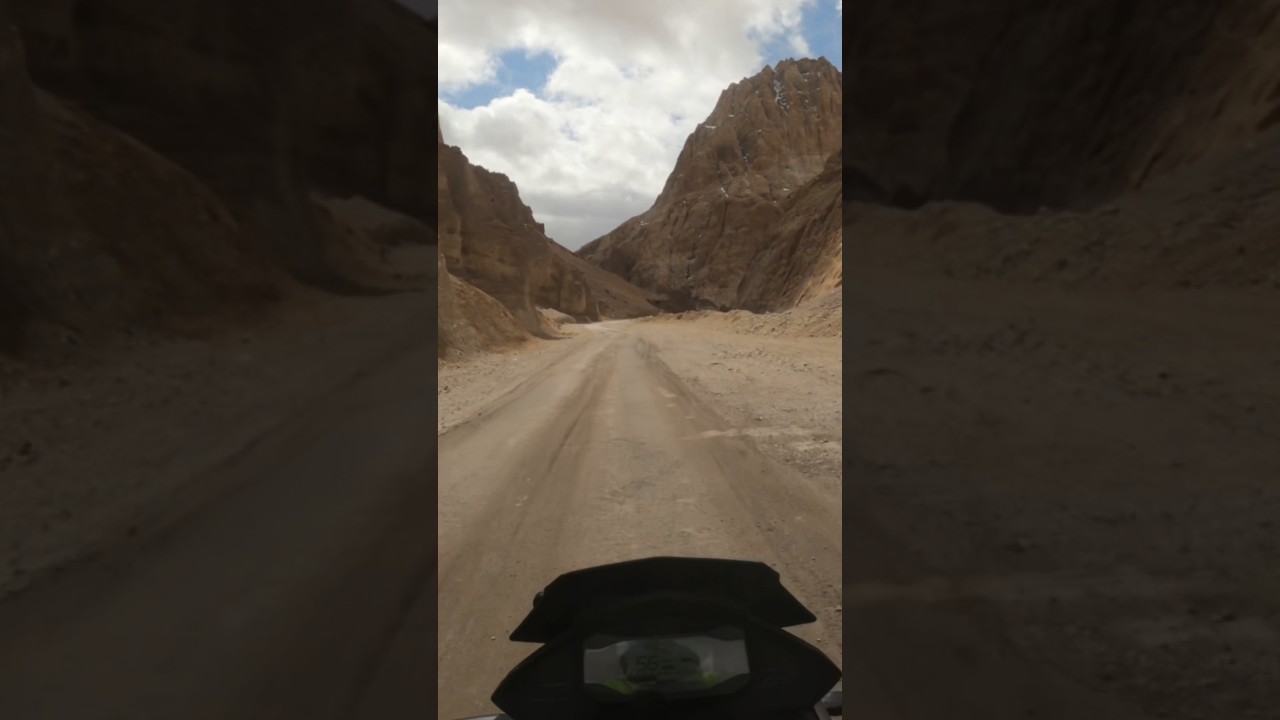 மணல் மலைப்பகுதி Lachulung La Pass in Ladakh| For full video checkout channel #shorts