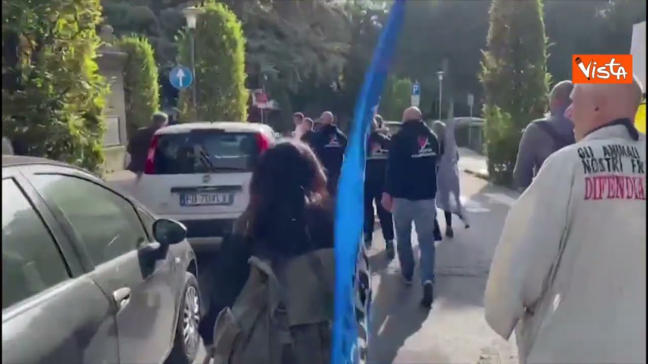 Fugatti inseguito e circondato dagli animalisti alla protesta sui grandi carnivori