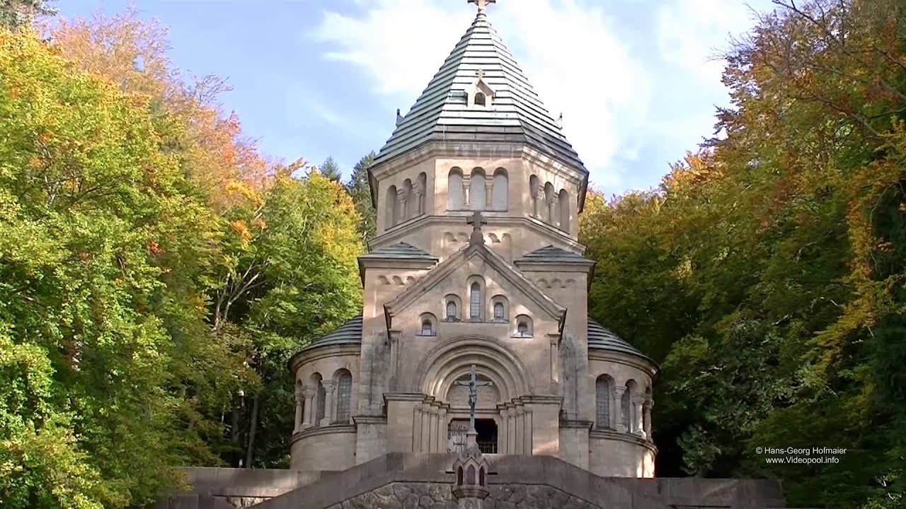 Votivkapelle mit Kreuz im See für König Ludwig II in Berg am Starnberger See