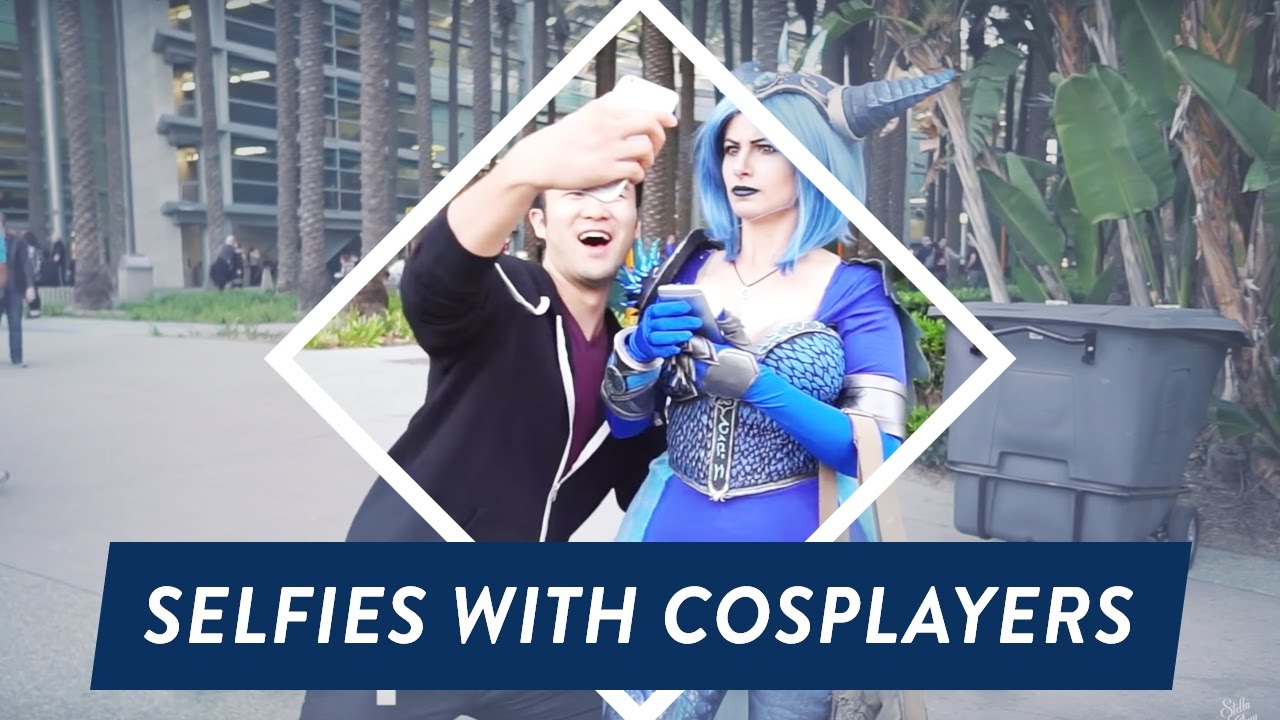 8 People who take photos with cosplayers