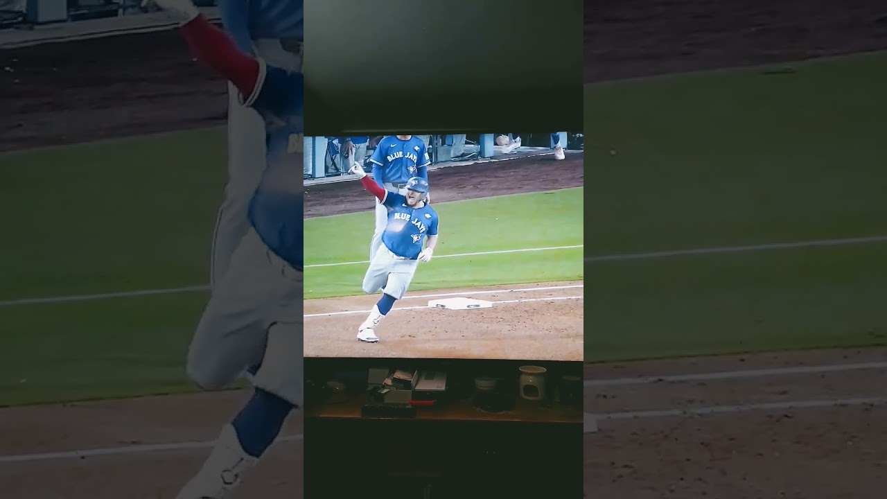 BluJays take the lead #mlb  3 run home run from Mexican Kirk #baseball #dodgers