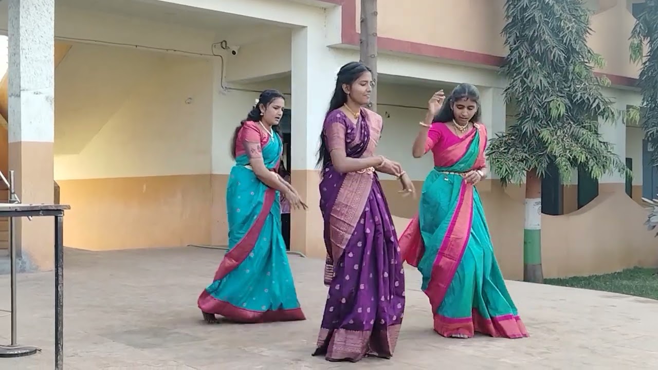 नृत्याविष्कार ... इयत्ता दहावीतील मुली