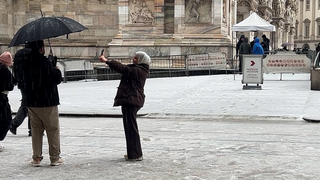 Milano, forte grandinata imbianca piazza Duomo