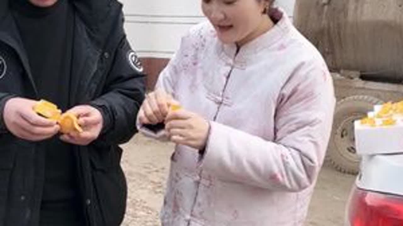 梦春不闲脏，过来鸡棚给我捡鸡蛋，鸡蛋也长价格了，希望能过个肥年……麻将鸡蛋都是用我们自己家的鸡下的蛋做的，味道很好吃，就想吃蟹黄希望。29.99 20枚，39.99 30枚。流油留沙。