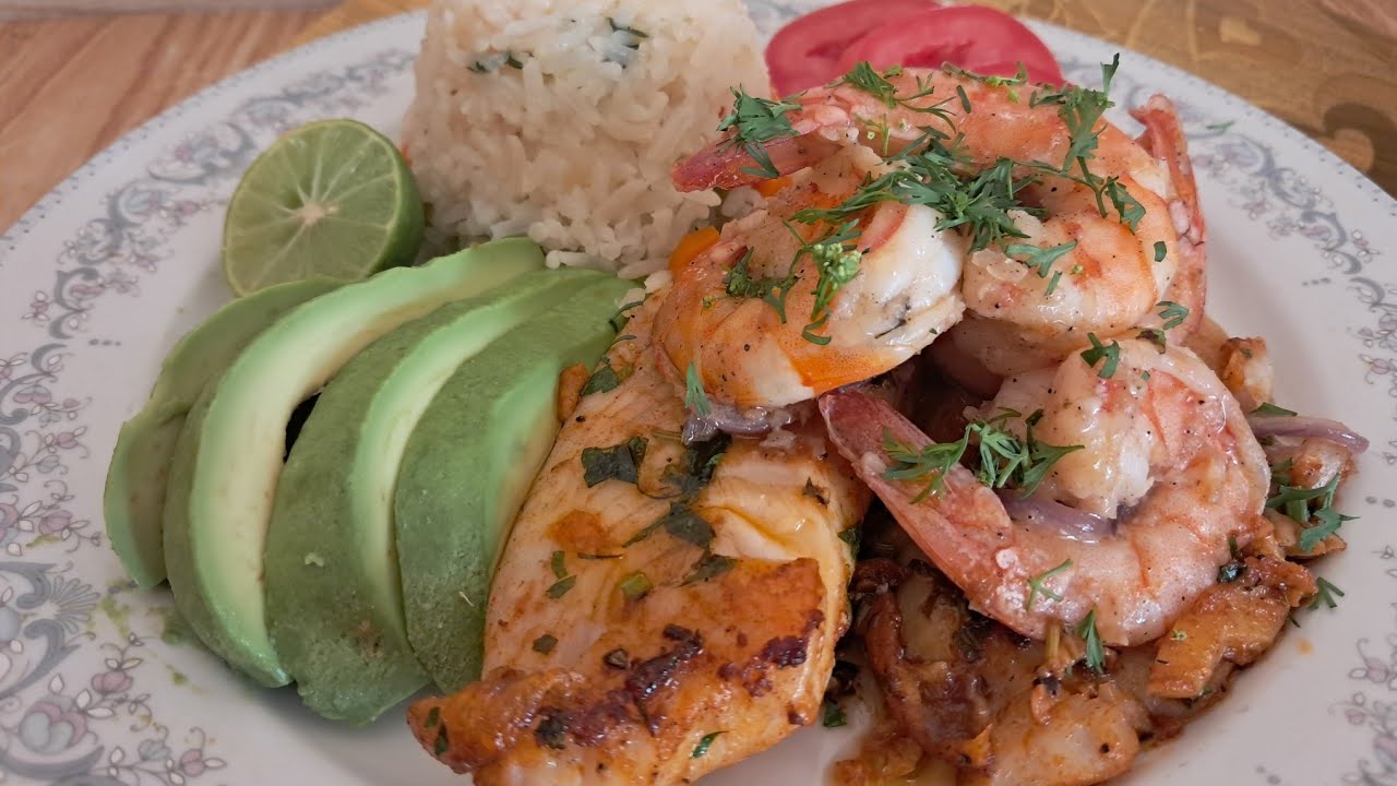 Filete de pescado con camarones al mojo de ajo