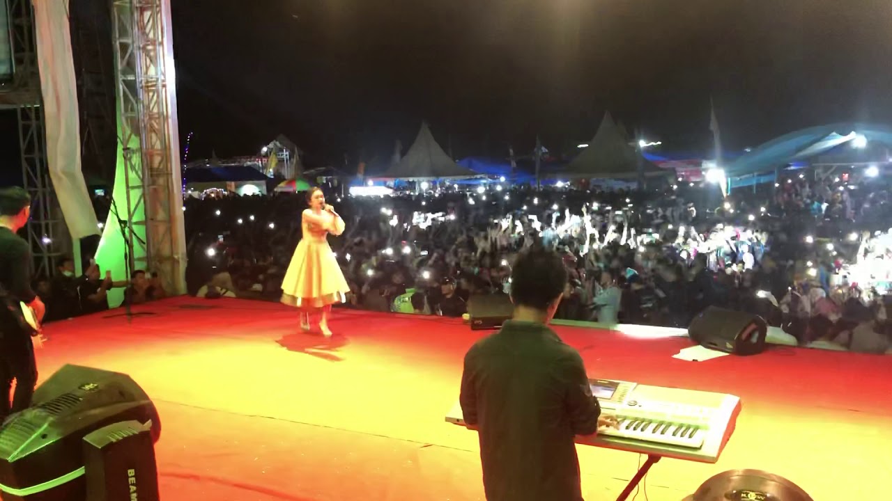TUA TUA KELADI BY ANGGUN (OFF AIR DI MOROWALI) | Lady Rara