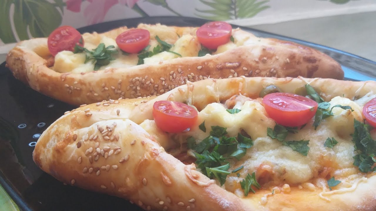 بيتزا تركية على شكل قوارب ياعيني على بنة و طراوة