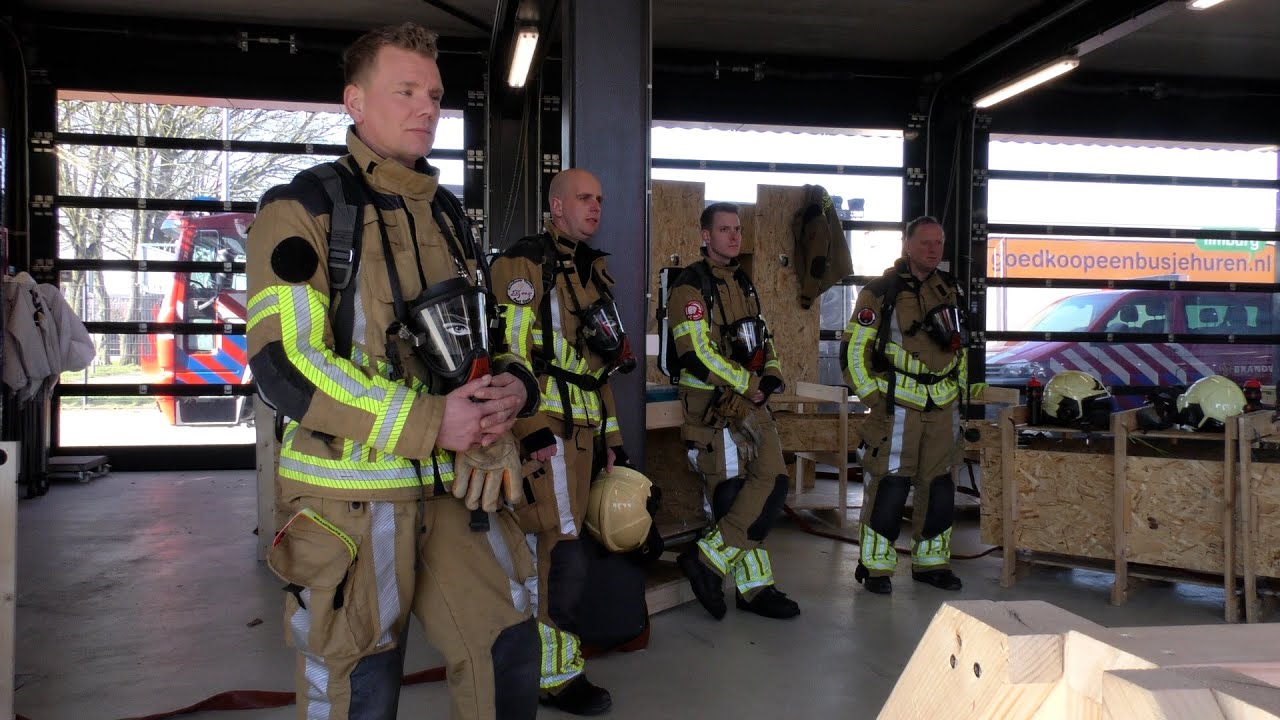 Brandweer Kazerne Enschede. Instructeurs worden getraind voor de cursus Brandweerman in nood.