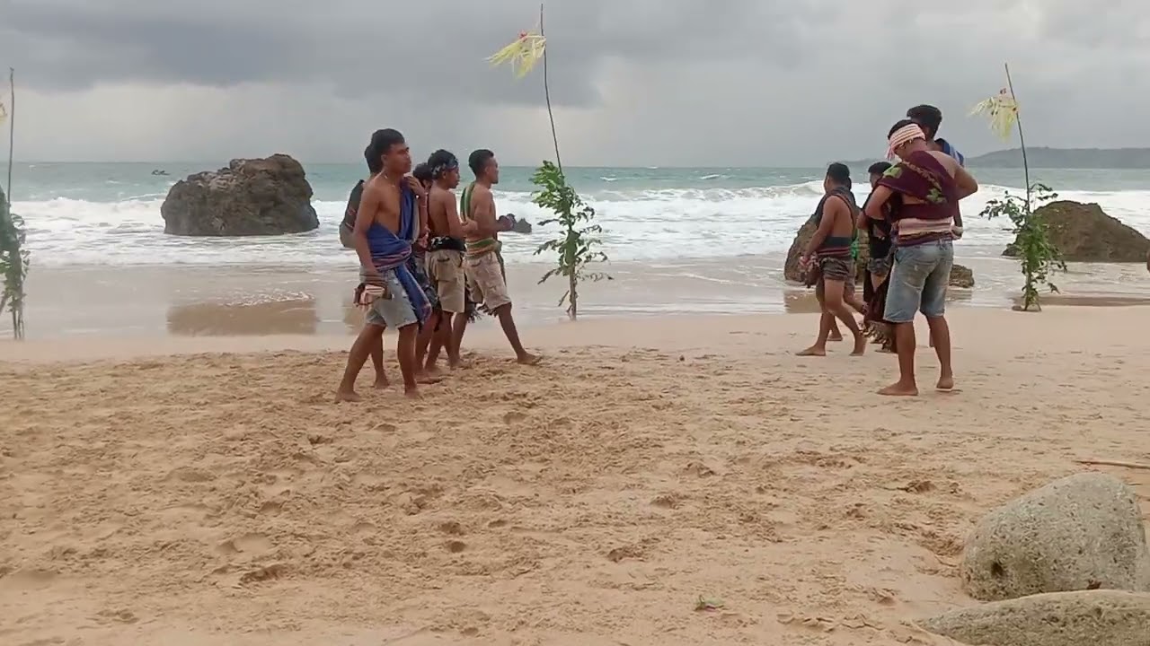 sebuah keramaian di pantai nihi sumba, dengan pajura adat Sumba.