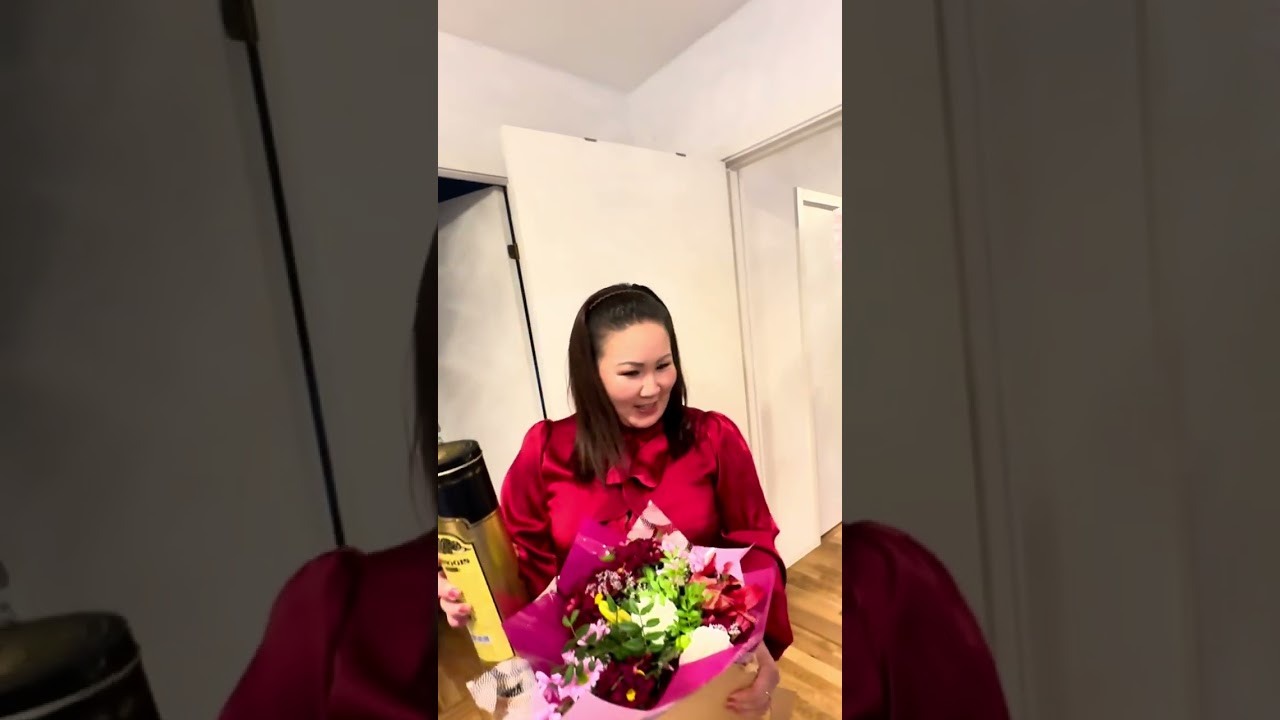 Шинэ оны анхны дугаар🎀. Цэцэгтэй💐 , гэрэлтэй☀️ мэндчилгээг  айлын ууган эгч Х.Ганчимэгт  хүргэлээ🍾🎥