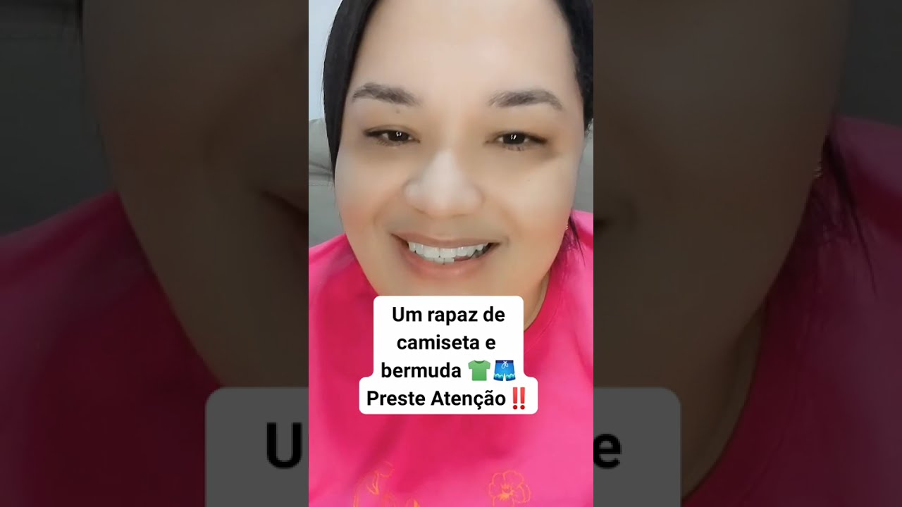 Um rapaz de camiseta e bermuda