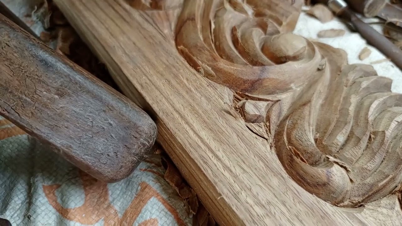 ওয়াল কেবিনেট এর কার্নিশ ডিজাইন করা হয়েছে এই হাতে নকশা মিস্ত্রি দিয়ে 