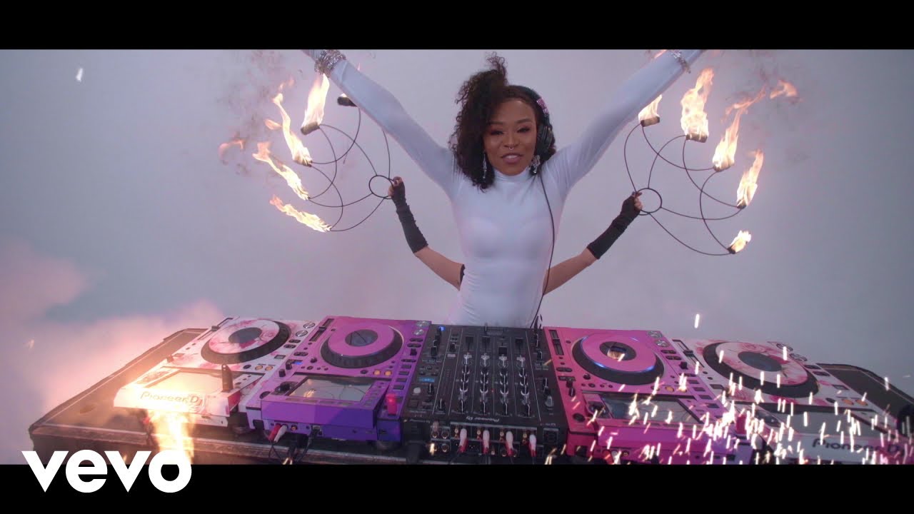 DJ Zinhle - Umlilo ft. Mvzzle, Rethabile