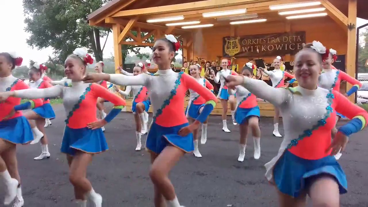 ORKIESTRA ROZRYWKOWA ROCZYNY ER BAND - DECHOVKA & MAŻORETKI GRACJA - MARSZ HAPPY MARCHING BAND