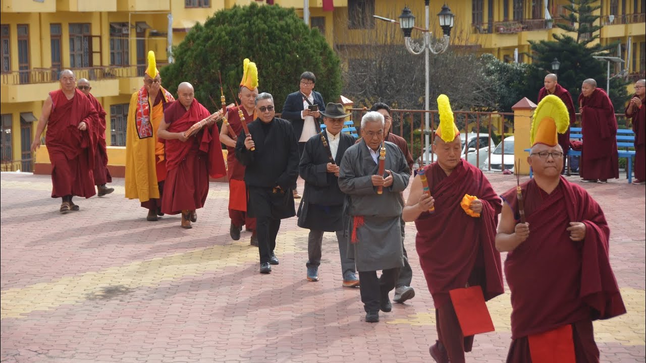 བོད་ཟླ༡༢་ ཚེས་༡༥ཉིན་སྔར་སྲོལ་བཞིན་མཁན་པོའི་ཁྲི་ཞུས་མཛད་རིམ་སོགས་ཀྱི་བརྙན་ཐུང་།