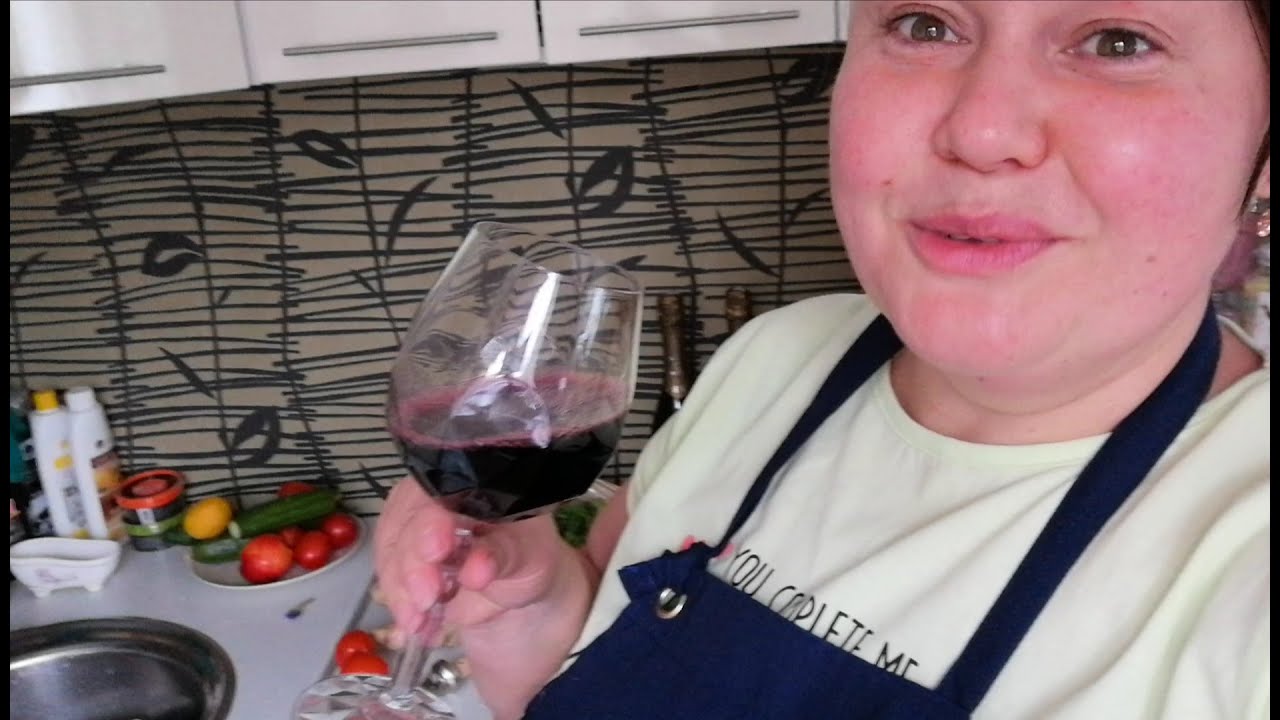 Как обычно вся в делах 😎 Купила продукты на 580р ✅ Готовлю ужин 🥩🥗и ЕМ ЕГО🍷😋