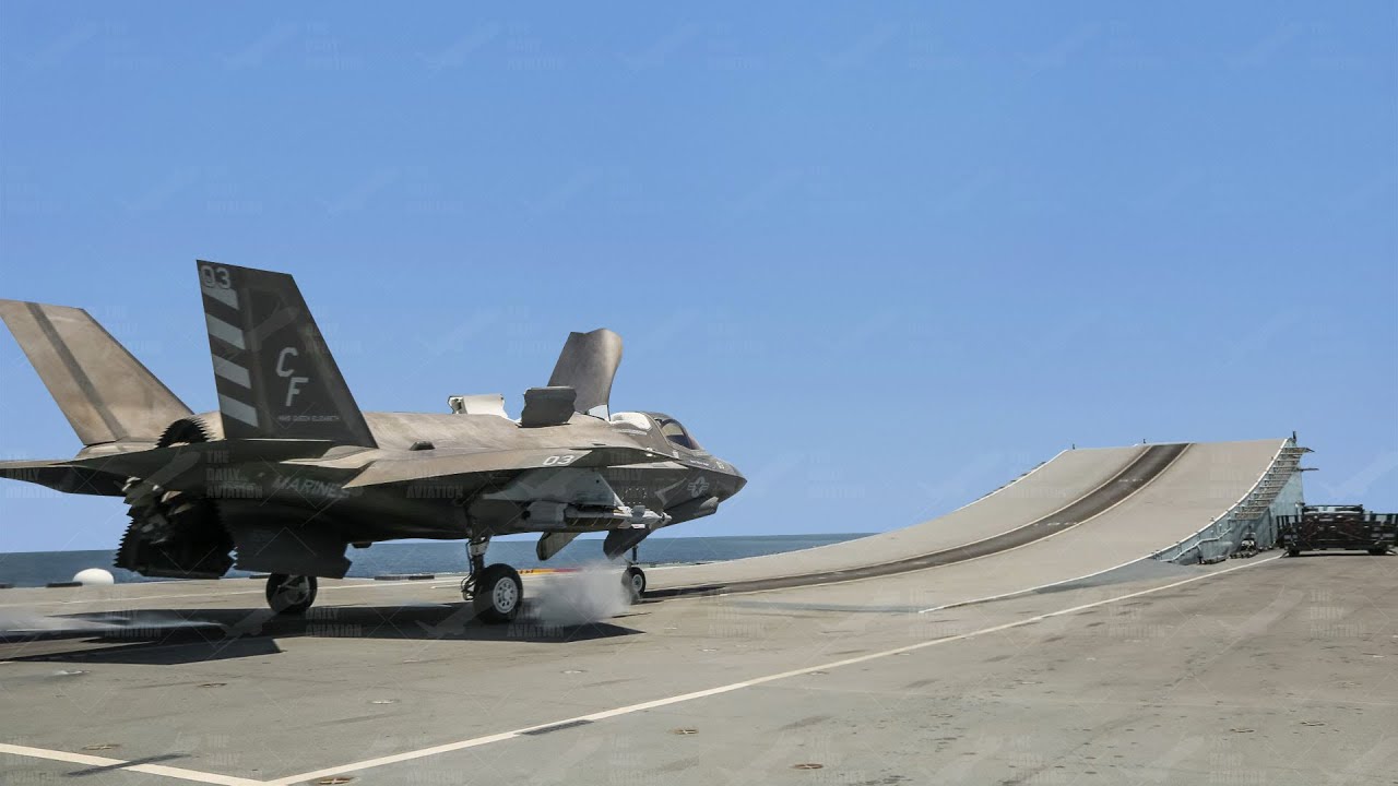 Американский F-35B использует британскую специальную технику для взлета на британском авианосце