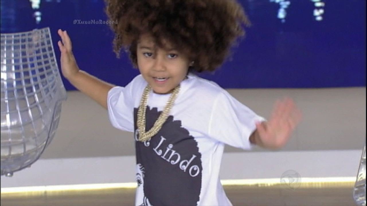 Menina de 5 anos dança Ludmilla e dá um show no palco