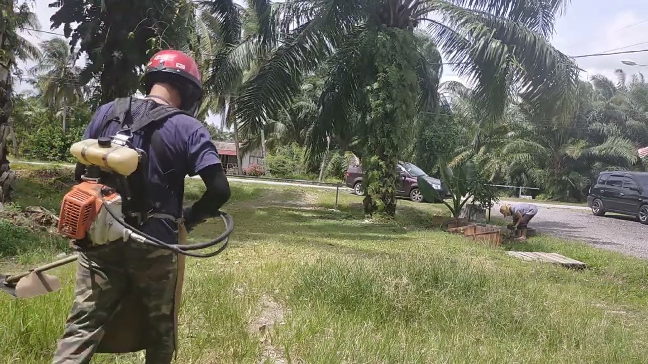 potong rumput STIHL FR3001 di kebun..