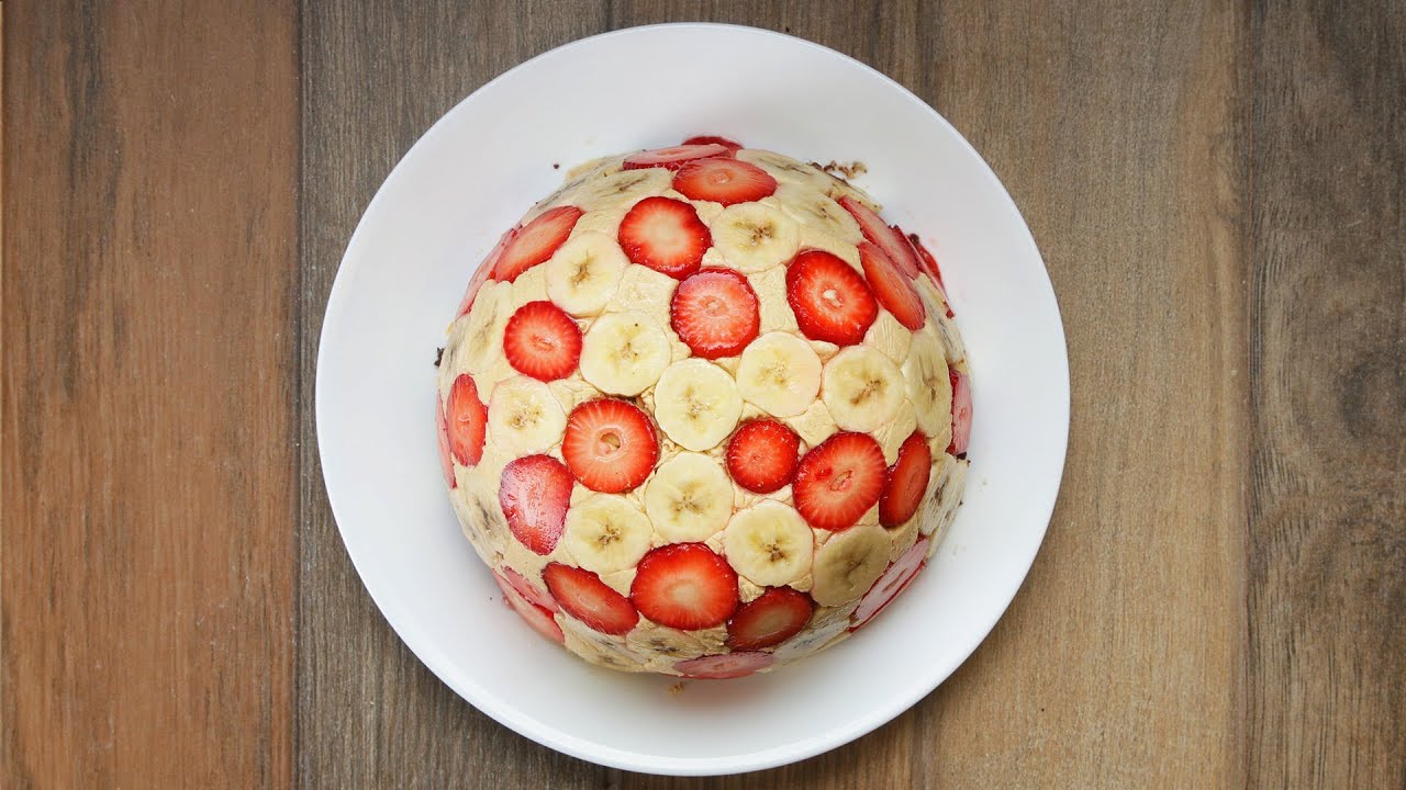 Pastel domo de plátano y fresas