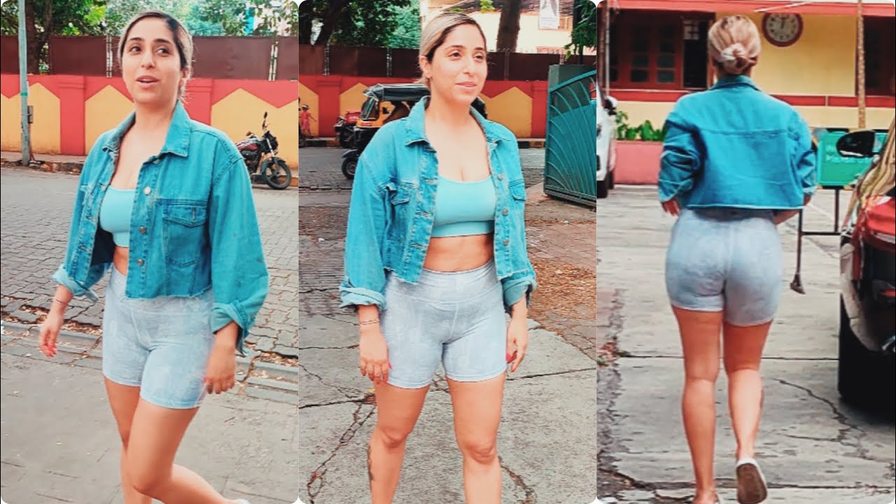 Indian Hot Singer Neha Bhasin Gets Clicked by Media At Outside of Gym