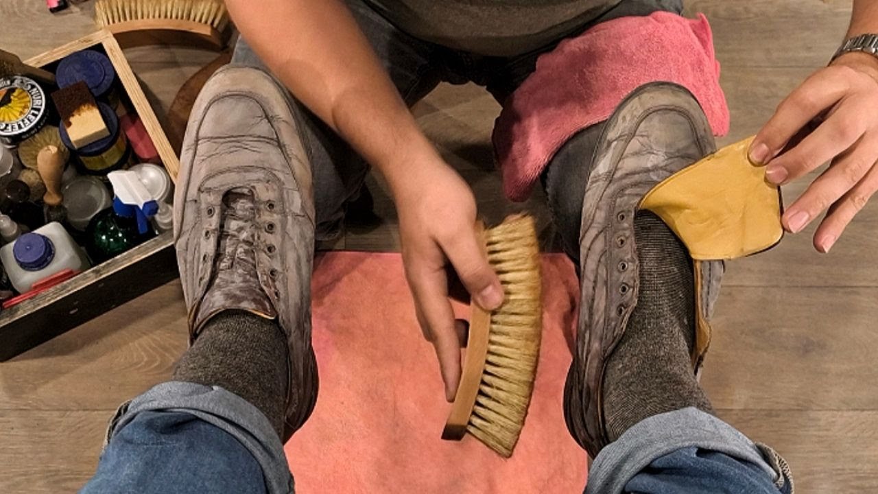 Extremely dusty old shoe shine ASMR