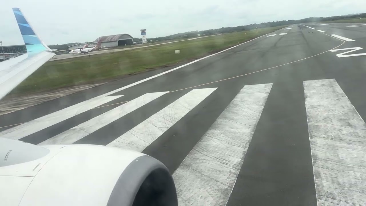 GARUDA INDONESIA Boeing 737-800NG Take Off From AP Tumenggung Pranoto Airport, Samarinda (AAP)