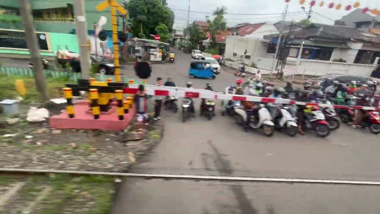 Memasuki Stasiun Manggarai Kereta KRL Commuterline Jabodetabek #train #railway 