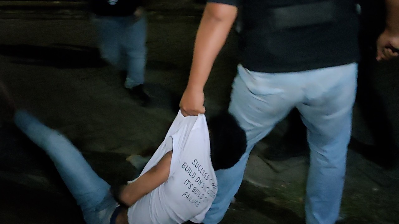 TIM TARSIUS TANGKAP PELAKU BERS3NJ4TA TAJAM YANG BERSEMBUNYI DI ATAP RUMAH WARGA!